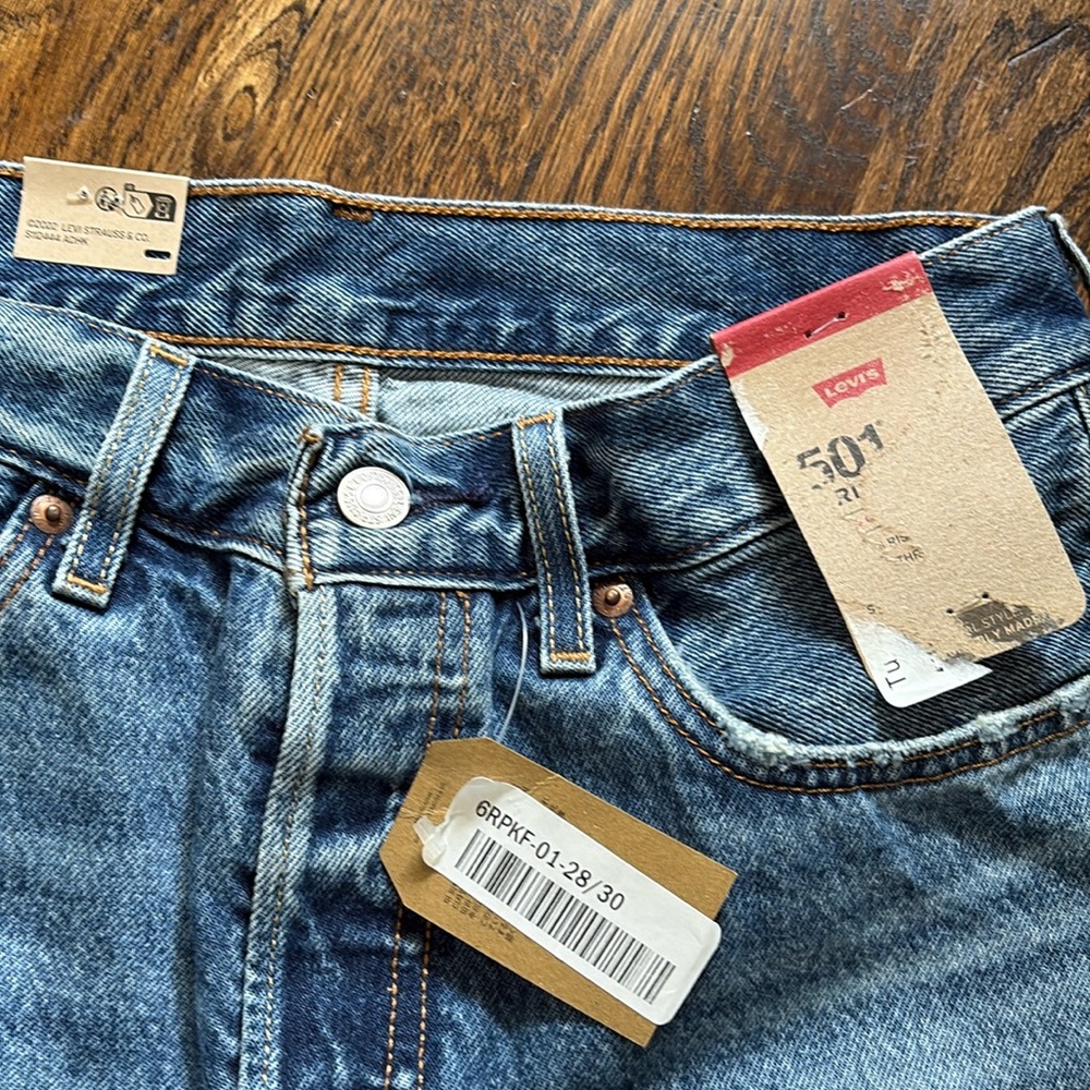 NWT Levi's Classic 501 Blue Jeans with Patch Detail 28x30 - Picture 5 of 10